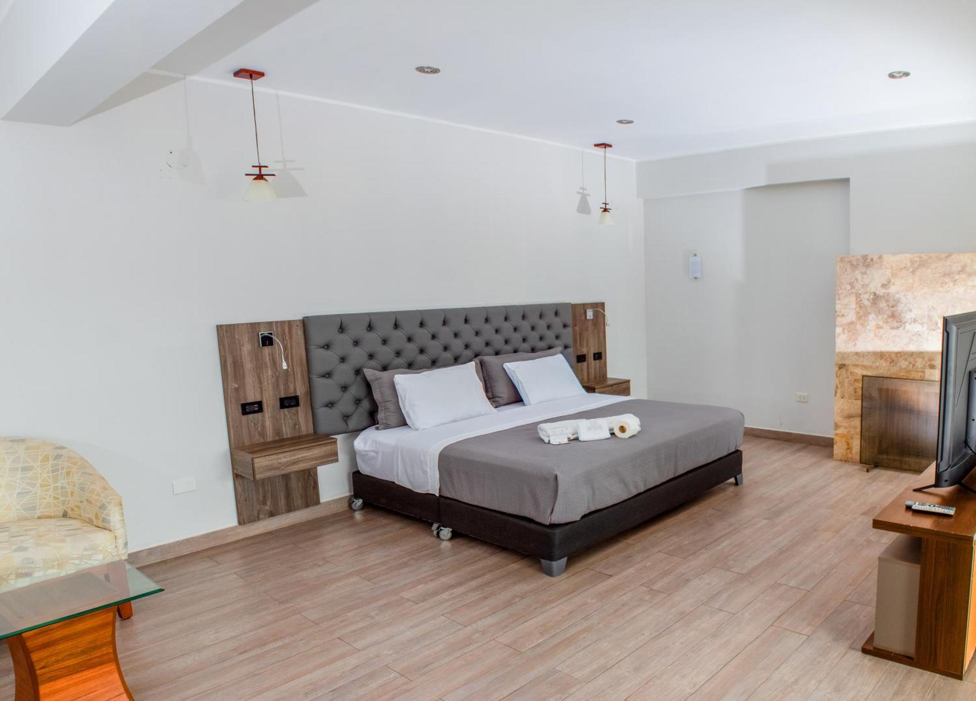 סרו אזול Silver Inn Hotel מראה חיצוני תמונה